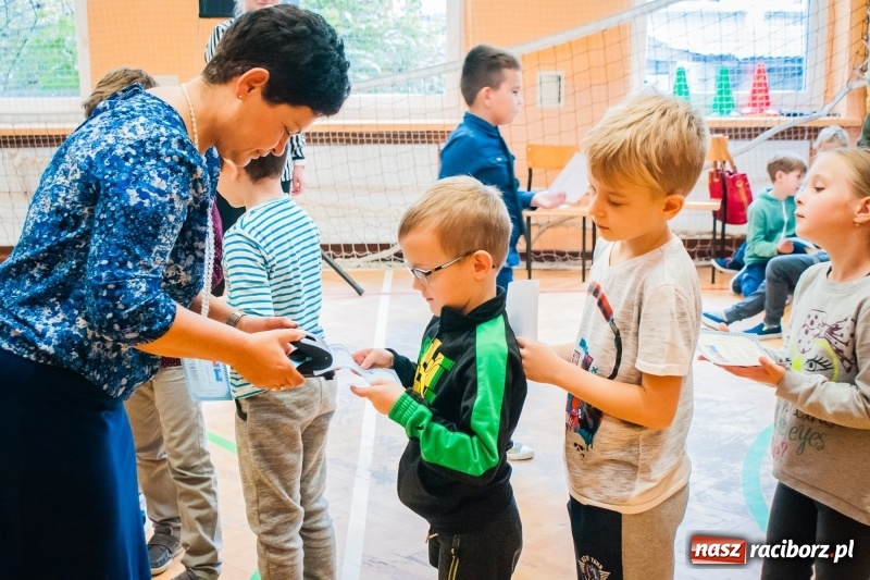 Zdjęcie w galerii na portalu naszraciborz.pl: Uczniowie SP 13 zostali pasowani na Świetlika wiadomości z regionu