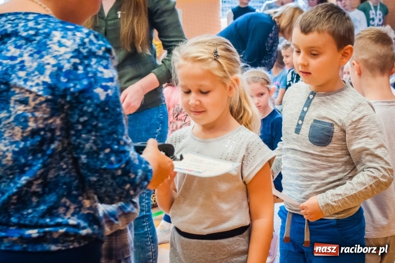 Zdjęcie w galerii na portalu naszraciborz.pl: Uczniowie SP 13 zostali pasowani na Świetlika wiadomości z regionu