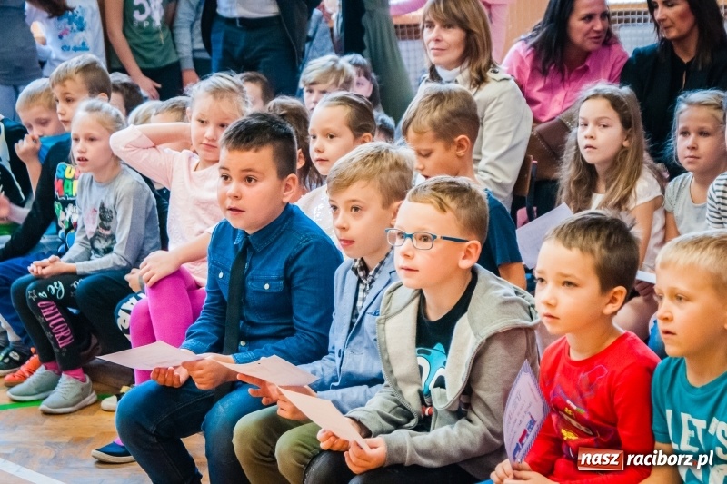 Zdjęcie w galerii na portalu naszraciborz.pl: Uczniowie SP 13 zostali pasowani na Świetlika wiadomości z regionu