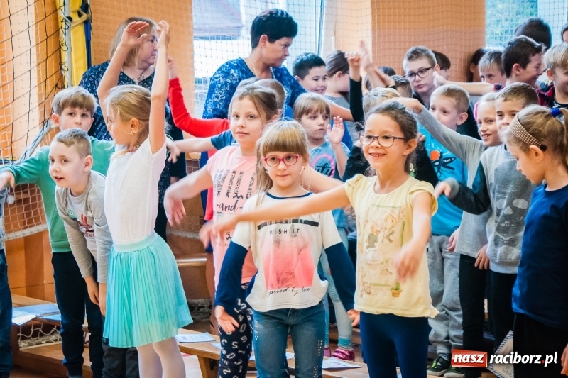 Zdjęcie w galerii na portalu naszraciborz.pl: Uczniowie SP 13 zostali pasowani na Świetlika wiadomości z regionu