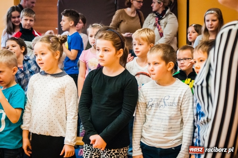 Zdjęcie w galerii na portalu naszraciborz.pl: Uczniowie SP 13 zostali pasowani na Świetlika wiadomości z regionu