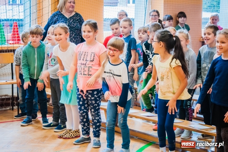 Zdjęcie w galerii na portalu naszraciborz.pl: Uczniowie SP 13 zostali pasowani na Świetlika wiadomości z regionu