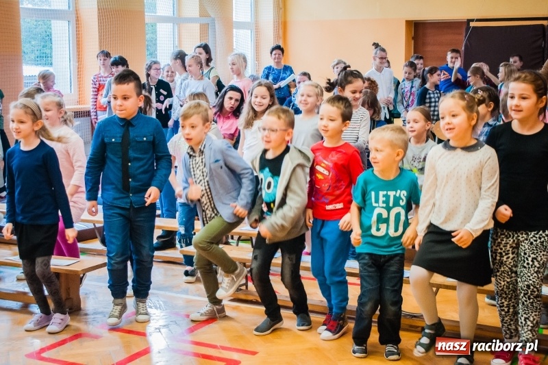 Zdjęcie w galerii na portalu naszraciborz.pl: Uczniowie SP 13 zostali pasowani na Świetlika wiadomości z regionu