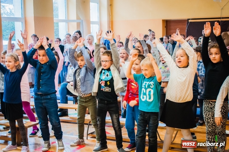 Zdjęcie w galerii na portalu naszraciborz.pl: Uczniowie SP 13 zostali pasowani na Świetlika wiadomości z regionu