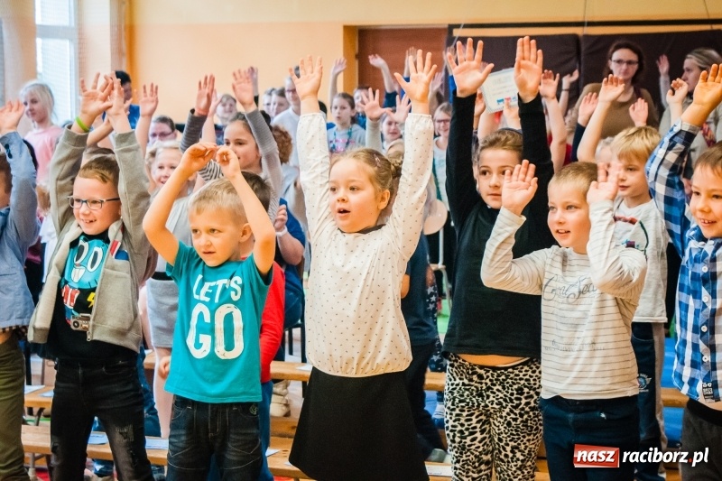 Zdjęcie w galerii na portalu naszraciborz.pl: Uczniowie SP 13 zostali pasowani na Świetlika wiadomości z regionu