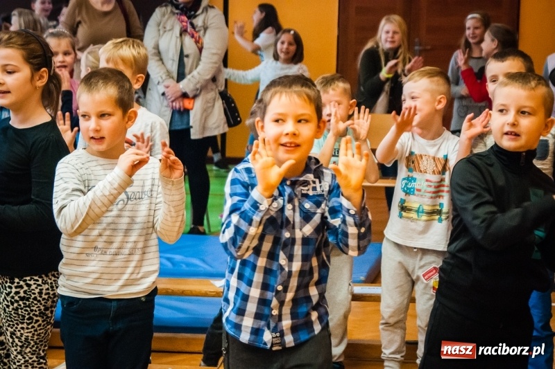 Zdjęcie w galerii na portalu naszraciborz.pl: Uczniowie SP 13 zostali pasowani na Świetlika wiadomości z regionu