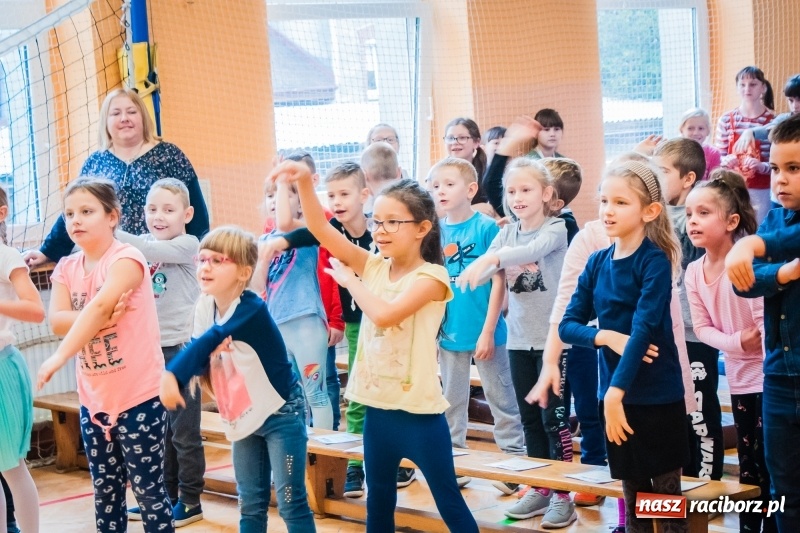 Zdjęcie w galerii na portalu naszraciborz.pl: Uczniowie SP 13 zostali pasowani na Świetlika wiadomości z regionu