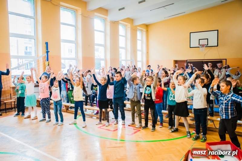 Zdjęcie w galerii na portalu naszraciborz.pl: Uczniowie SP 13 zostali pasowani na Świetlika wiadomości z regionu