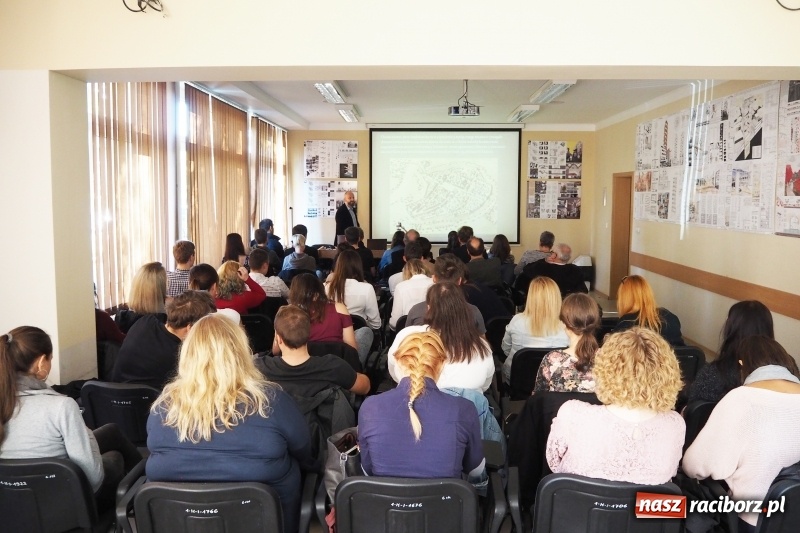 Zdjęcie w galerii na portalu naszraciborz.pl: Warsztaty architektoniczne w PWSZ w Raciborzu wiadomości z regionu