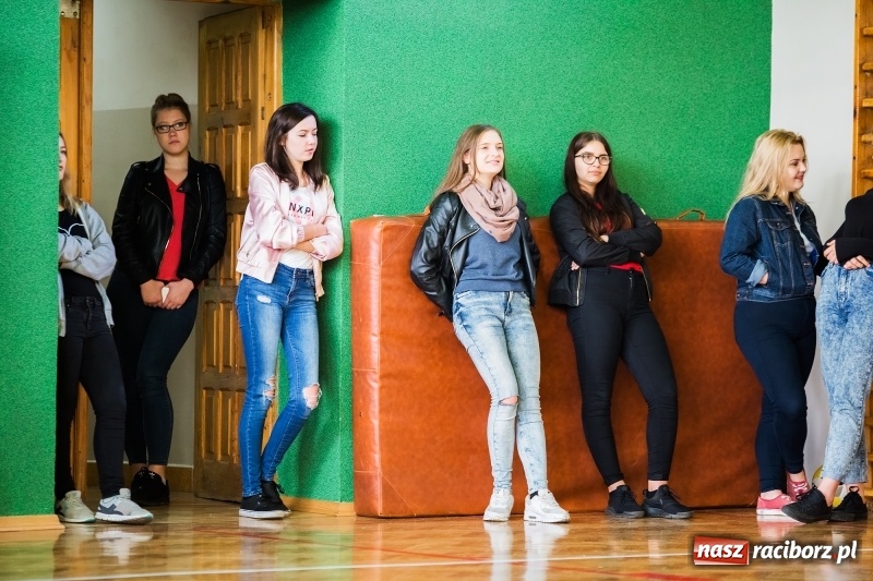 Zdjęcie w galerii na portalu naszraciborz.pl: Turniej dwójek siatkarskich dziewcząt w CKZiU numer 1 wiadomości z regionu