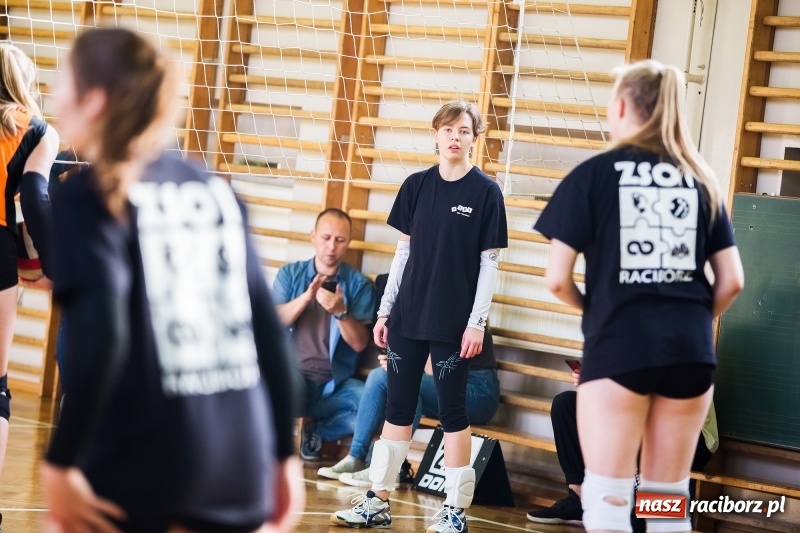 Zdjęcie w galerii na portalu naszraciborz.pl: Turniej dwójek siatkarskich dziewcząt w CKZiU numer 1 wiadomości z regionu