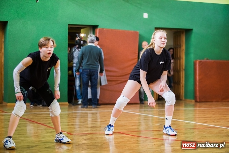 Zdjęcie w galerii na portalu naszraciborz.pl: Turniej dwójek siatkarskich dziewcząt w CKZiU numer 1 wiadomości z regionu