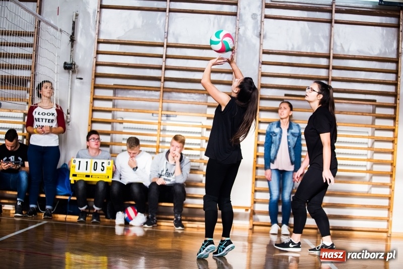 Zdjęcie w galerii na portalu naszraciborz.pl: Turniej dwójek siatkarskich dziewcząt w CKZiU numer 1 wiadomości z regionu