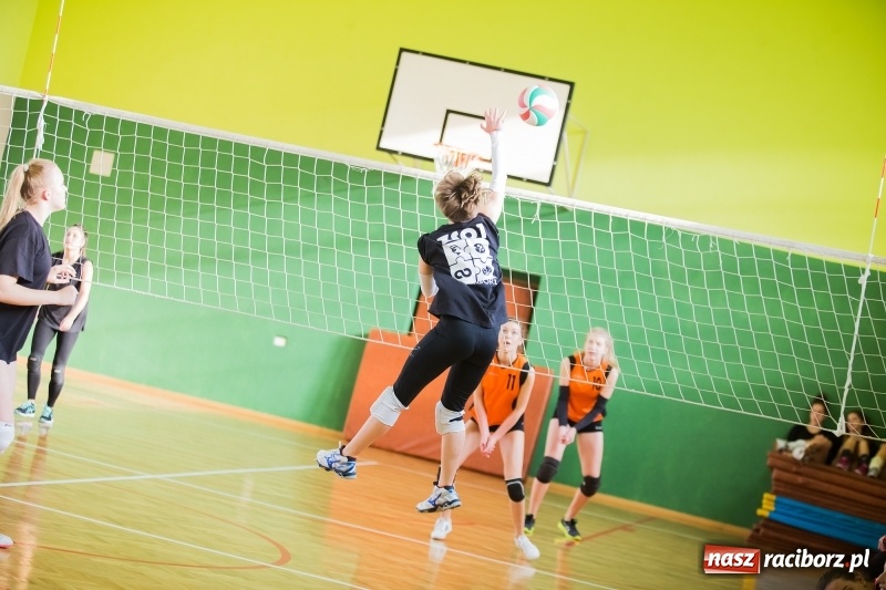 Zdjęcie w galerii na portalu naszraciborz.pl: Turniej dwójek siatkarskich dziewcząt w CKZiU numer 1 wiadomości z regionu