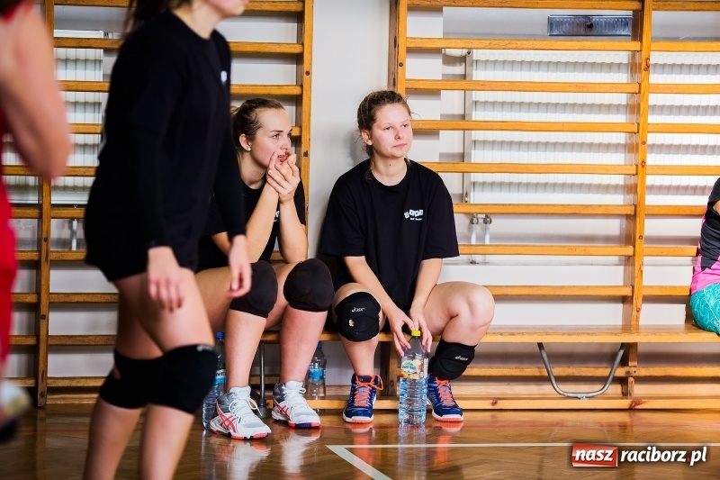 Zdjęcie w galerii na portalu naszraciborz.pl: Turniej dwójek siatkarskich dziewcząt w CKZiU numer 1 wiadomości z regionu