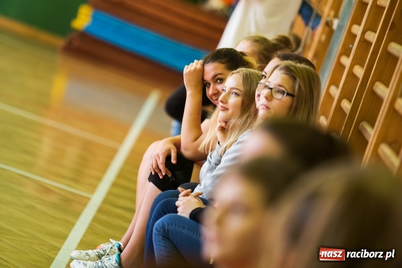 Zdjęcie w galerii na portalu naszraciborz.pl: Turniej dwójek siatkarskich dziewcząt w CKZiU numer 1 wiadomości z regionu