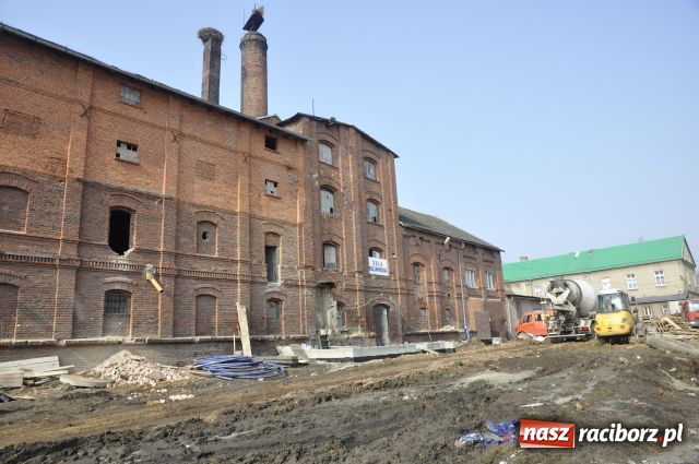 Zdjęcie w galerii na portalu naszraciborz.pl: Targów mury pną się do góry wiadomości z regionu