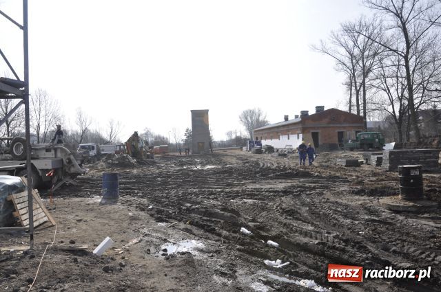 Zdjęcie w galerii na portalu naszraciborz.pl: Targów mury pną się do góry wiadomości z regionu