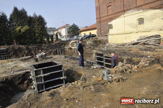 Zdjęcie w galerii na portalu naszraciborz.pl: Targów mury pną się do góry wiadomości z regionu
