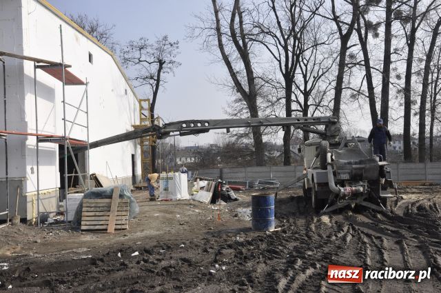 Zdjęcie w galerii na portalu naszraciborz.pl: Targów mury pną się do góry wiadomości z regionu