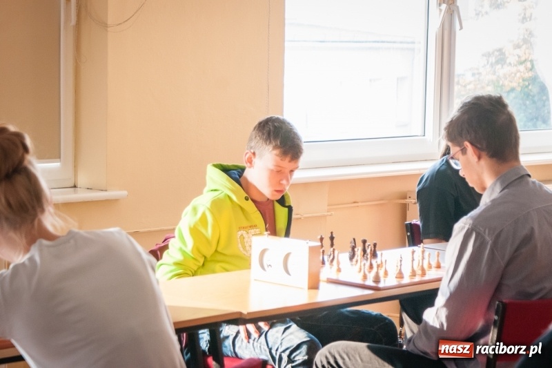 Zdjęcie w galerii na portalu naszraciborz.pl: Wojewódzki półfinał w szachach szkół ponadgimnazjalnych wiadomości z regionu