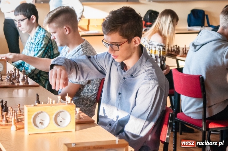 Zdjęcie w galerii na portalu naszraciborz.pl: Wojewódzki półfinał w szachach szkół ponadgimnazjalnych wiadomości z regionu
