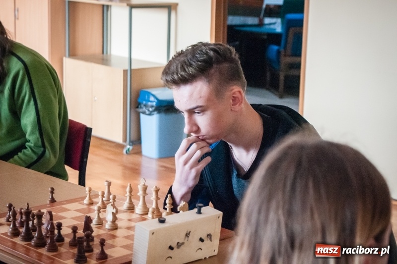 Zdjęcie w galerii na portalu naszraciborz.pl: Wojewódzki półfinał w szachach szkół ponadgimnazjalnych wiadomości z regionu