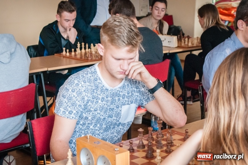 Zdjęcie w galerii na portalu naszraciborz.pl: Wojewódzki półfinał w szachach szkół ponadgimnazjalnych wiadomości z regionu