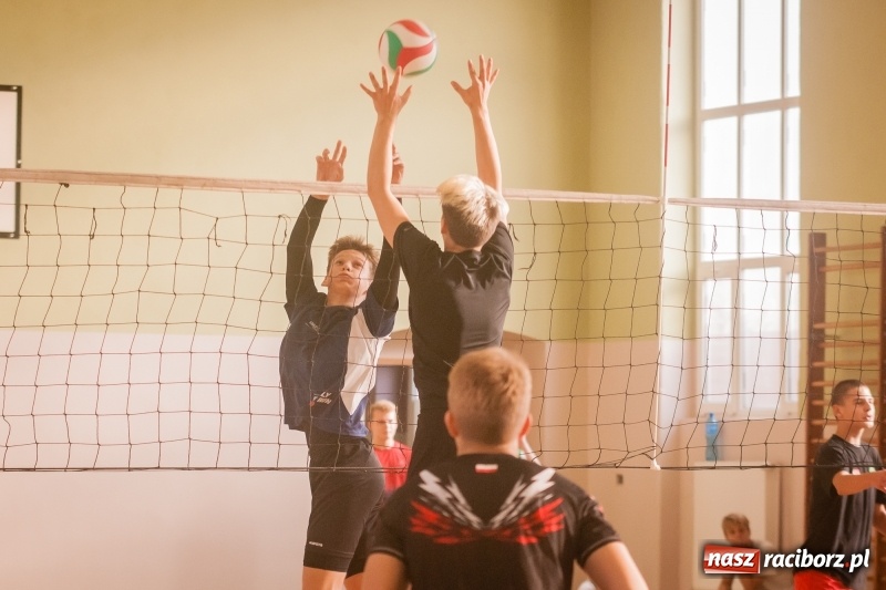 Zdjęcie w galerii na portalu naszraciborz.pl: Mistrzostwa Raciborza w dwójkach siatkarskich chłopców w CKZiU numer 1 wiadomości z regionu