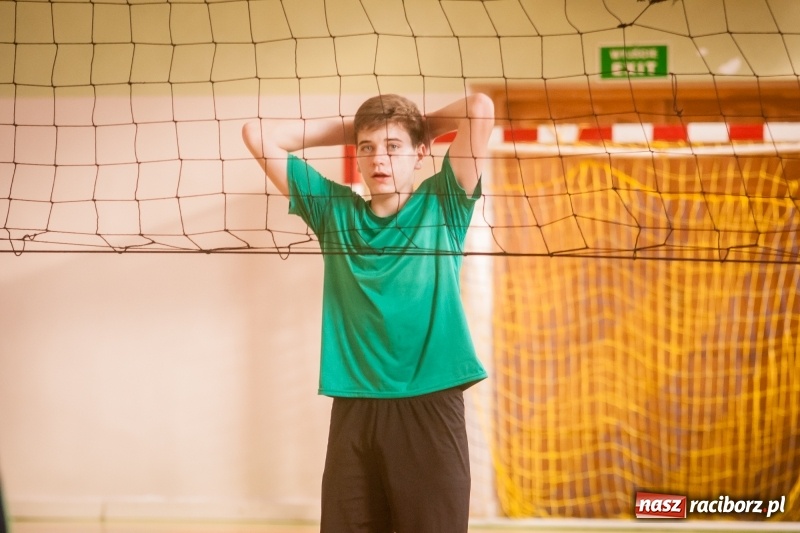 Zdjęcie w galerii na portalu naszraciborz.pl: Mistrzostwa Raciborza w dwójkach siatkarskich chłopców w CKZiU numer 1 wiadomości z regionu