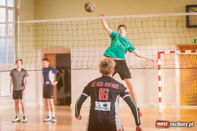Zdjęcie w galerii na portalu naszraciborz.pl: Mistrzostwa Raciborza w dwójkach siatkarskich chłopców w CKZiU numer 1 wiadomości z regionu