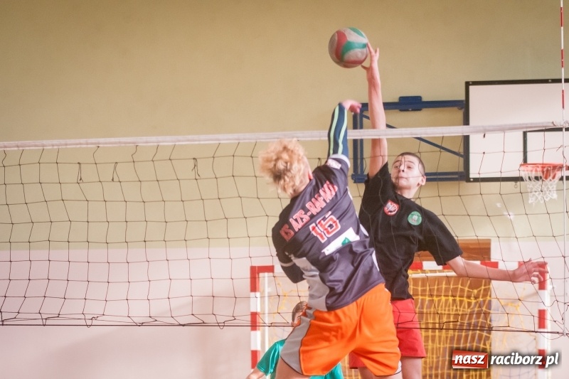 Zdjęcie w galerii na portalu naszraciborz.pl: Mistrzostwa Raciborza w dwójkach siatkarskich chłopców w CKZiU numer 1 wiadomości z regionu