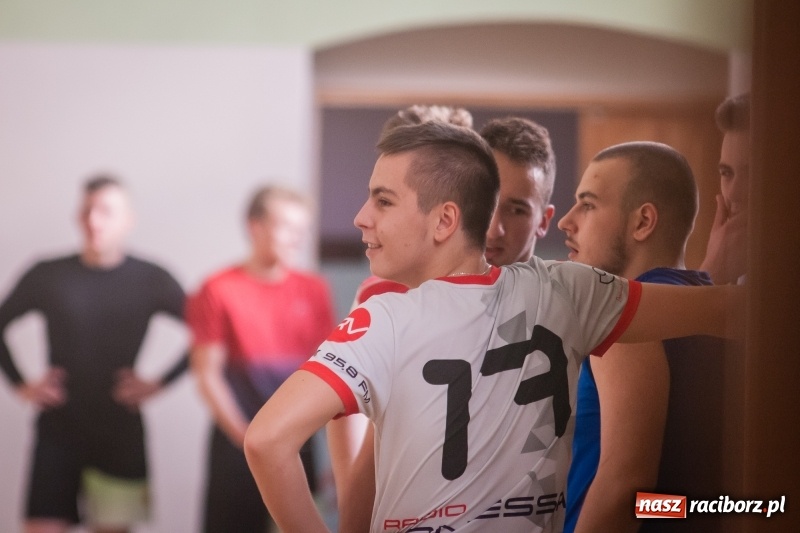 Zdjęcie w galerii na portalu naszraciborz.pl: Mistrzostwa Raciborza w dwójkach siatkarskich chłopców w CKZiU numer 1 wiadomości z regionu