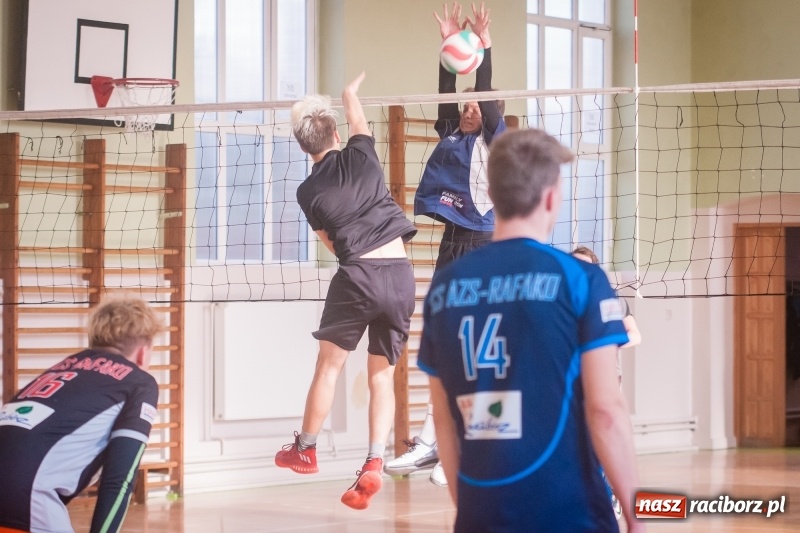 Zdjęcie w galerii na portalu naszraciborz.pl: Mistrzostwa Raciborza w dwójkach siatkarskich chłopców w CKZiU numer 1 wiadomości z regionu