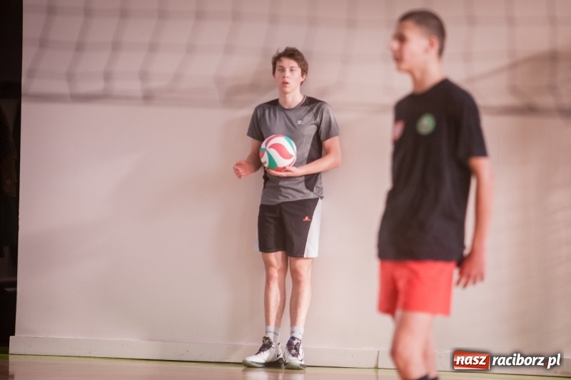 Zdjęcie w galerii na portalu naszraciborz.pl: Mistrzostwa Raciborza w dwójkach siatkarskich chłopców w CKZiU numer 1 wiadomości z regionu