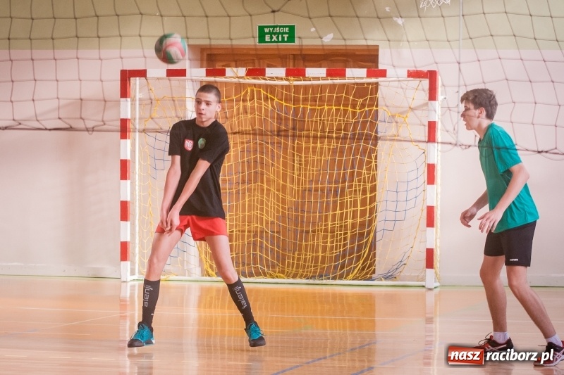 Zdjęcie w galerii na portalu naszraciborz.pl: Mistrzostwa Raciborza w dwójkach siatkarskich chłopców w CKZiU numer 1 wiadomości z regionu