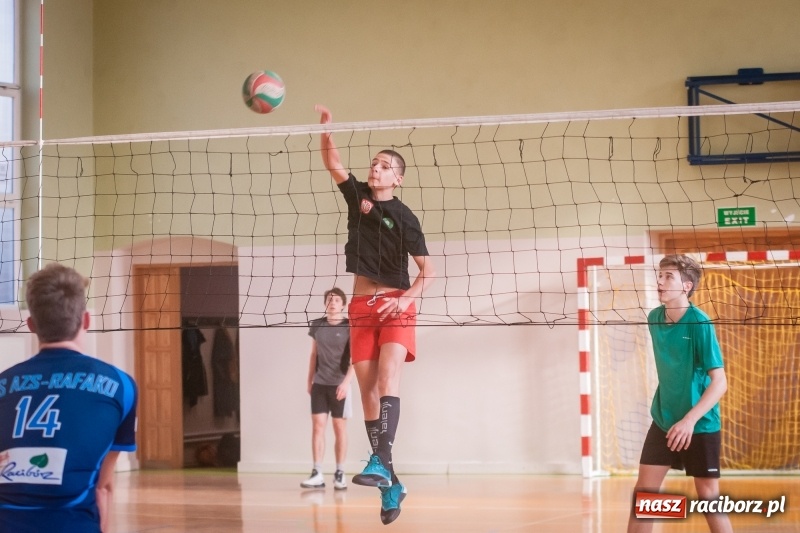 Zdjęcie w galerii na portalu naszraciborz.pl: Mistrzostwa Raciborza w dwójkach siatkarskich chłopców w CKZiU numer 1 wiadomości z regionu