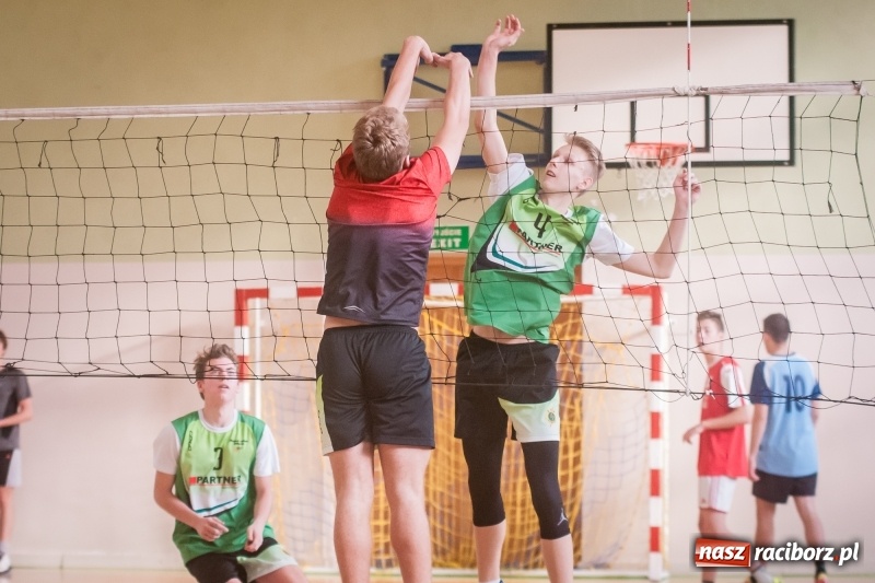 Zdjęcie w galerii na portalu naszraciborz.pl: Mistrzostwa Raciborza w dwójkach siatkarskich chłopców w CKZiU numer 1 wiadomości z regionu