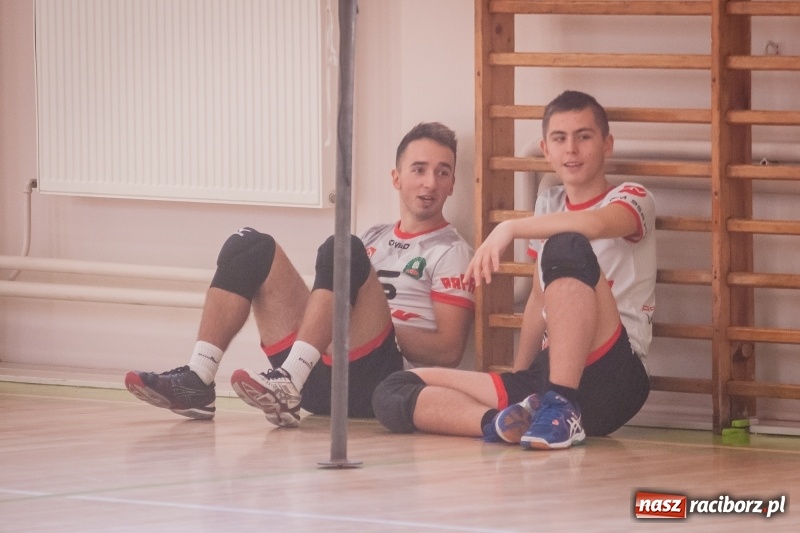 Zdjęcie w galerii na portalu naszraciborz.pl: Mistrzostwa Raciborza w dwójkach siatkarskich chłopców w CKZiU numer 1 wiadomości z regionu