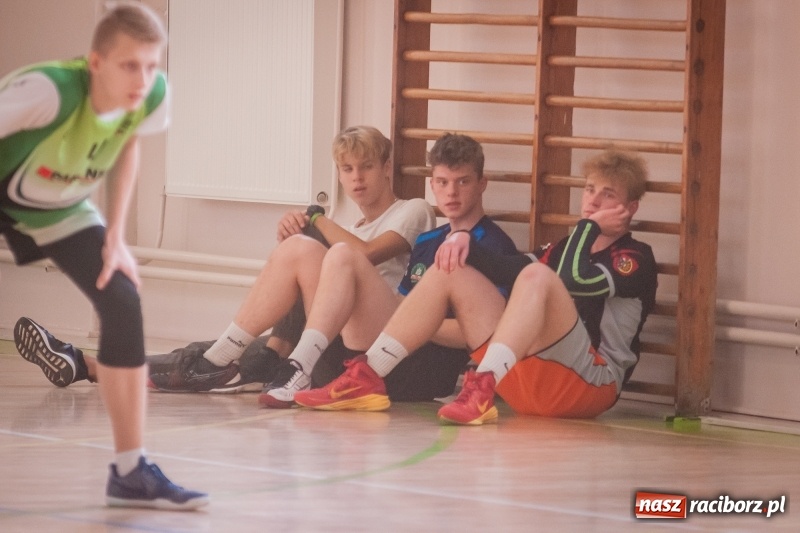 Zdjęcie w galerii na portalu naszraciborz.pl: Mistrzostwa Raciborza w dwójkach siatkarskich chłopców w CKZiU numer 1 wiadomości z regionu