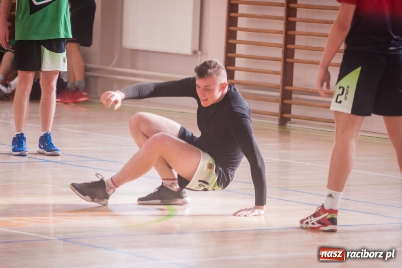 Zdjęcie w galerii na portalu naszraciborz.pl: Mistrzostwa Raciborza w dwójkach siatkarskich chłopców w CKZiU numer 1 wiadomości z regionu