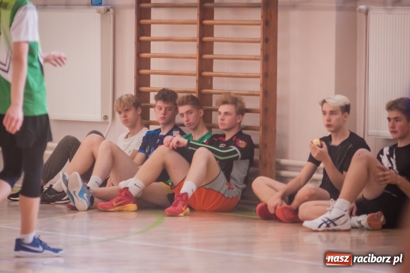 Zdjęcie w galerii na portalu naszraciborz.pl: Mistrzostwa Raciborza w dwójkach siatkarskich chłopców w CKZiU numer 1 wiadomości z regionu
