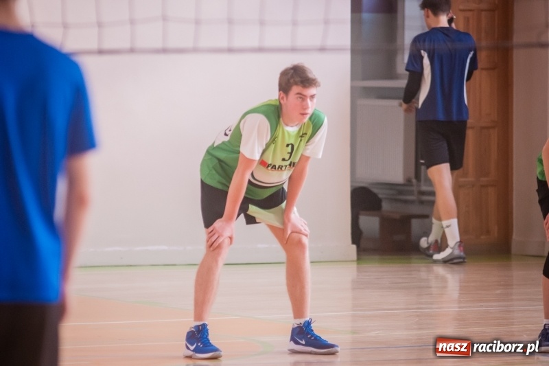 Zdjęcie w galerii na portalu naszraciborz.pl: Mistrzostwa Raciborza w dwójkach siatkarskich chłopców w CKZiU numer 1 wiadomości z regionu