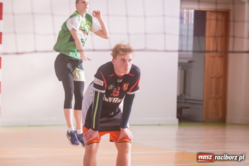 Zdjęcie w galerii na portalu naszraciborz.pl: Mistrzostwa Raciborza w dwójkach siatkarskich chłopców w CKZiU numer 1 wiadomości z regionu