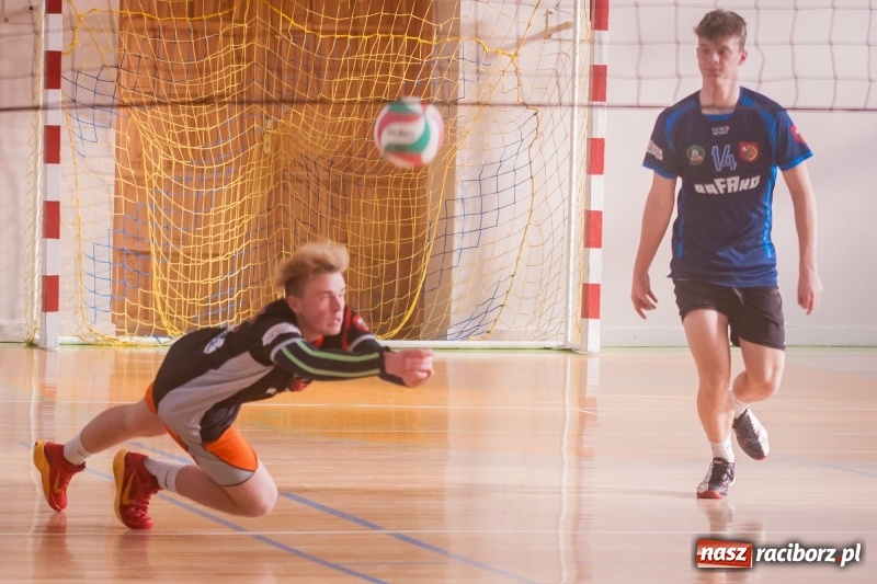 Zdjęcie w galerii na portalu naszraciborz.pl: Mistrzostwa Raciborza w dwójkach siatkarskich chłopców w CKZiU numer 1 wiadomości z regionu