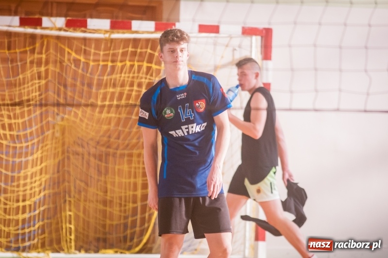 Zdjęcie w galerii na portalu naszraciborz.pl: Mistrzostwa Raciborza w dwójkach siatkarskich chłopców w CKZiU numer 1 wiadomości z regionu