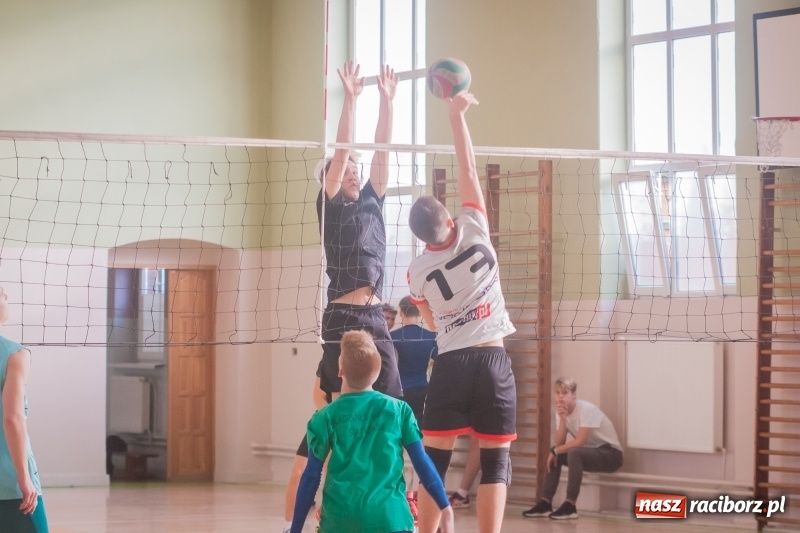 Zdjęcie w galerii na portalu naszraciborz.pl: Mistrzostwa Raciborza w dwójkach siatkarskich chłopców w CKZiU numer 1 wiadomości z regionu