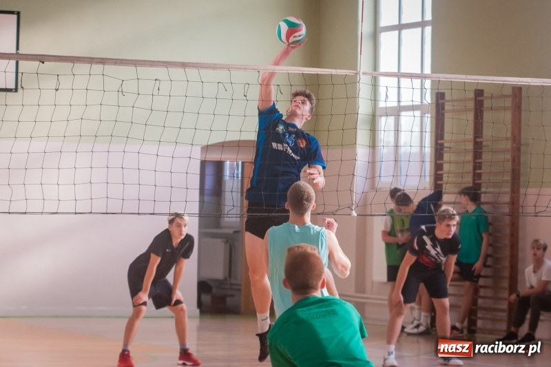 Zdjęcie w galerii na portalu naszraciborz.pl: Mistrzostwa Raciborza w dwójkach siatkarskich chłopców w CKZiU numer 1 wiadomości z regionu