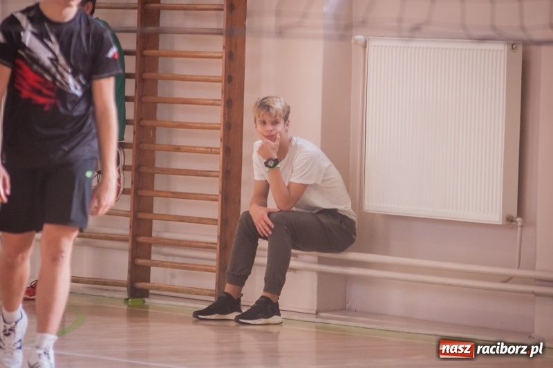 Zdjęcie w galerii na portalu naszraciborz.pl: Mistrzostwa Raciborza w dwójkach siatkarskich chłopców w CKZiU numer 1 wiadomości z regionu
