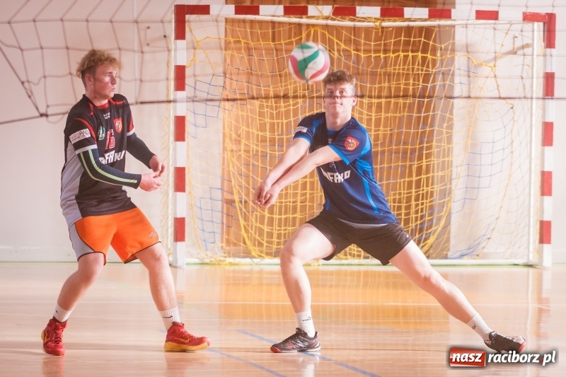 Zdjęcie w galerii na portalu naszraciborz.pl: Mistrzostwa Raciborza w dwójkach siatkarskich chłopców w CKZiU numer 1 wiadomości z regionu
